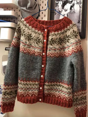 Abigail - vintage-jacquard'dan yapılmış rahat, düğmeli kazak